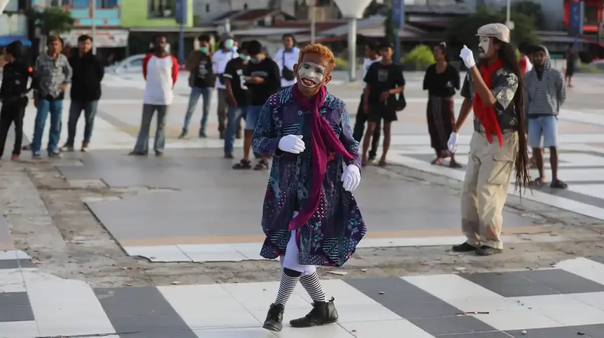 hilangkan-trauma-gempa-dua-pantomim-hibur-masyarakat-mamuju_20210127_003821