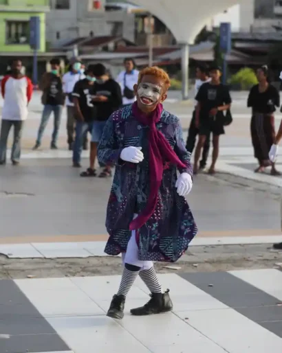 hilangkan-trauma-gempa-dua-pantomim-hibur-masyarakat-mamuju_20210127_003821